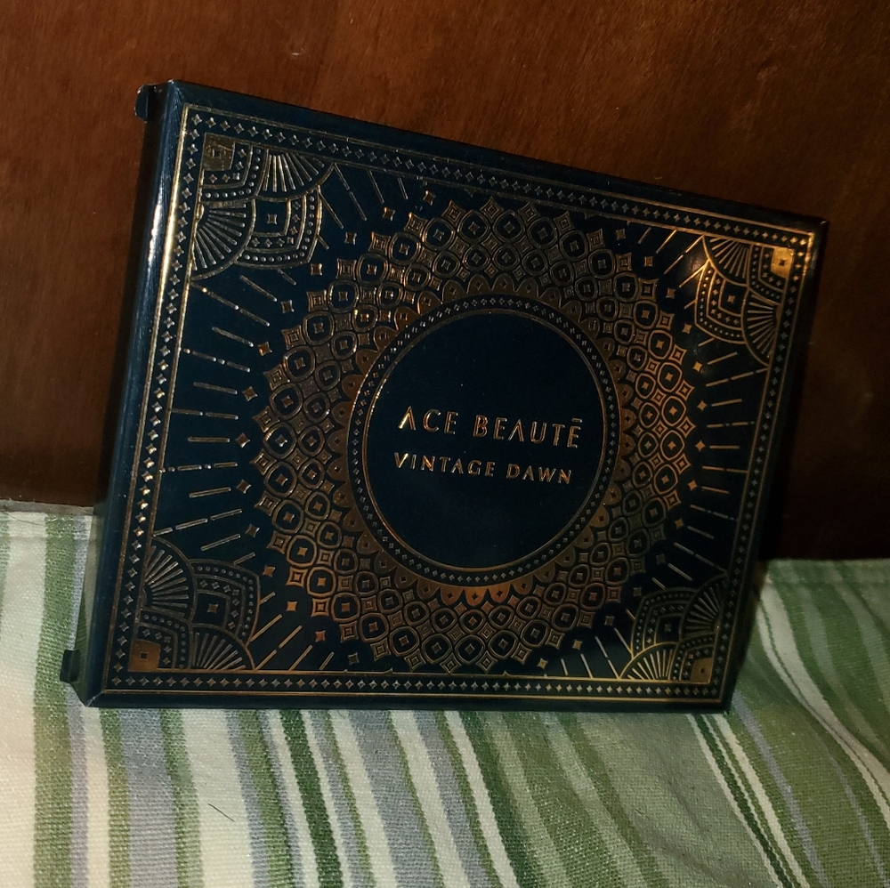 ACE BEAUTĒ VINTAGE DAWN EYESHADOW PALLET